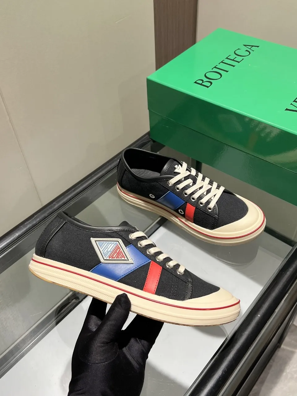 p518🐮🐮Bottega Veneta BV's latest Eliot series, retro basketball shoes, casual sports canvas shoes, become gods when they are launched! [Celebration] [Celebration] A 1:1 copy of the original version, [Fireworks] original material, [Fireworks] original color system, inspired by retro basketball sneakers, the color combination highlights youthful vitality, and perfectly interprets the theme of youth and childlike innocence. The details are also very particular. The summer canvas brings excellent durability and comfort. Designs such as calfskin trim, rubber toe caps and hand-painted retro red lines are full of retro feel. The round toe and convex sole add a modern feel and are suitable for various styles. Easily create a fashionable atmosphere. The upper foot is the focus...can be worn as a couple's shoes...each shoe has more taste and attitude! Fabric: Original customized high-density canvas + cowhide Lining: Original customized breathable canvas Insole: movable latex cowhide insole. Sole: original molded non-slip and wear-resistant TPU material. Sole thickness: 3cm. Size: women's size 35#-40#, men's size 39#-45#.